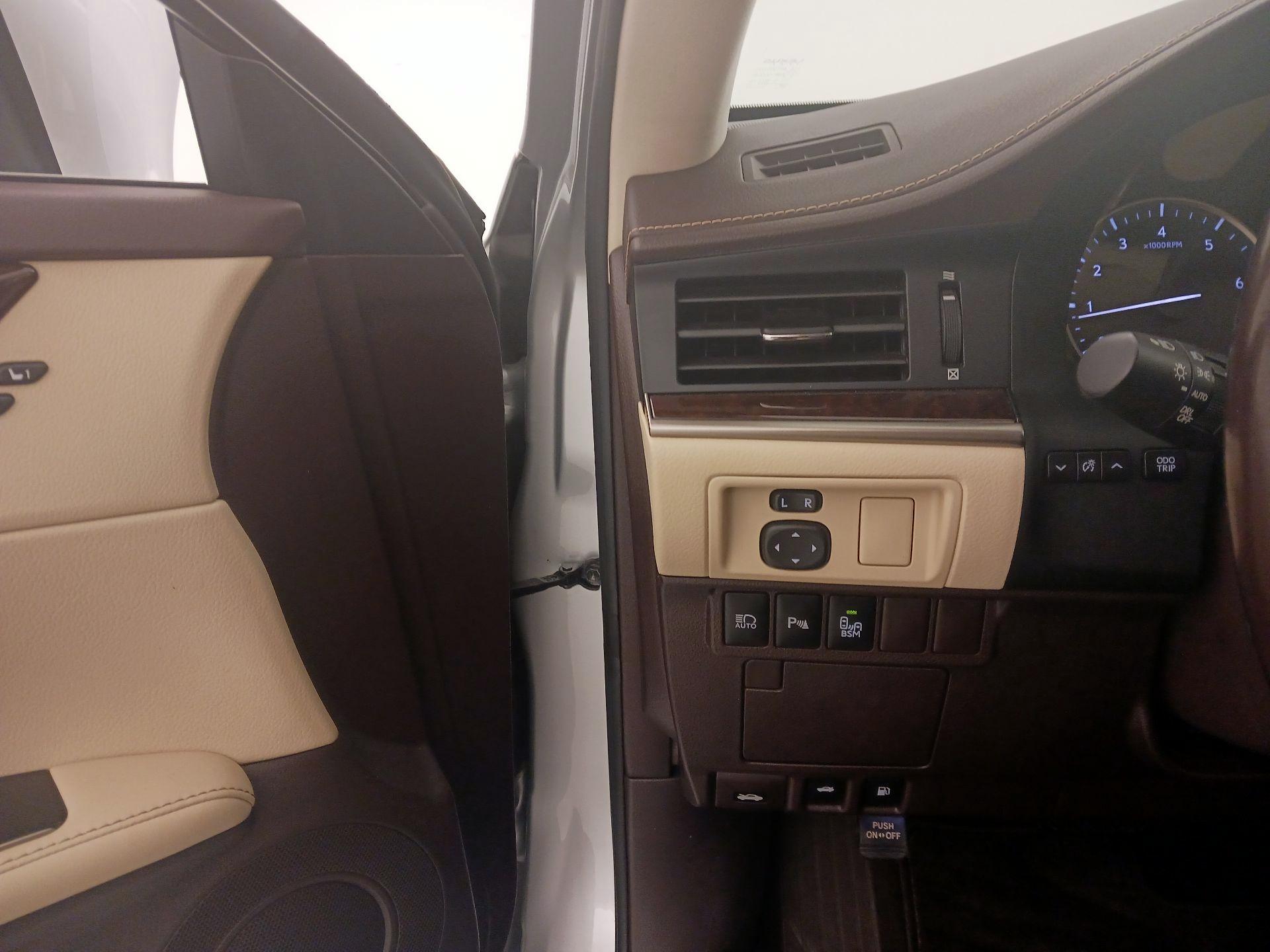 Thumbnail: 2016 Lexus ES - 13