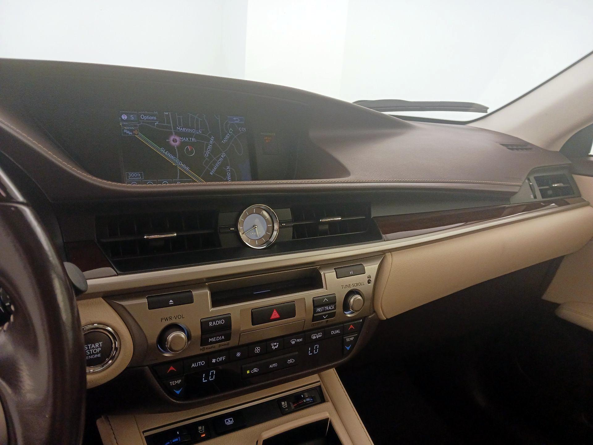 Thumbnail: 2016 Lexus ES - 14