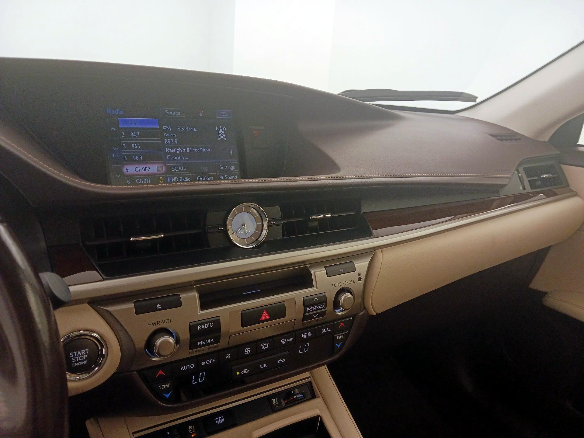Thumbnail: 2016 Lexus ES - 16