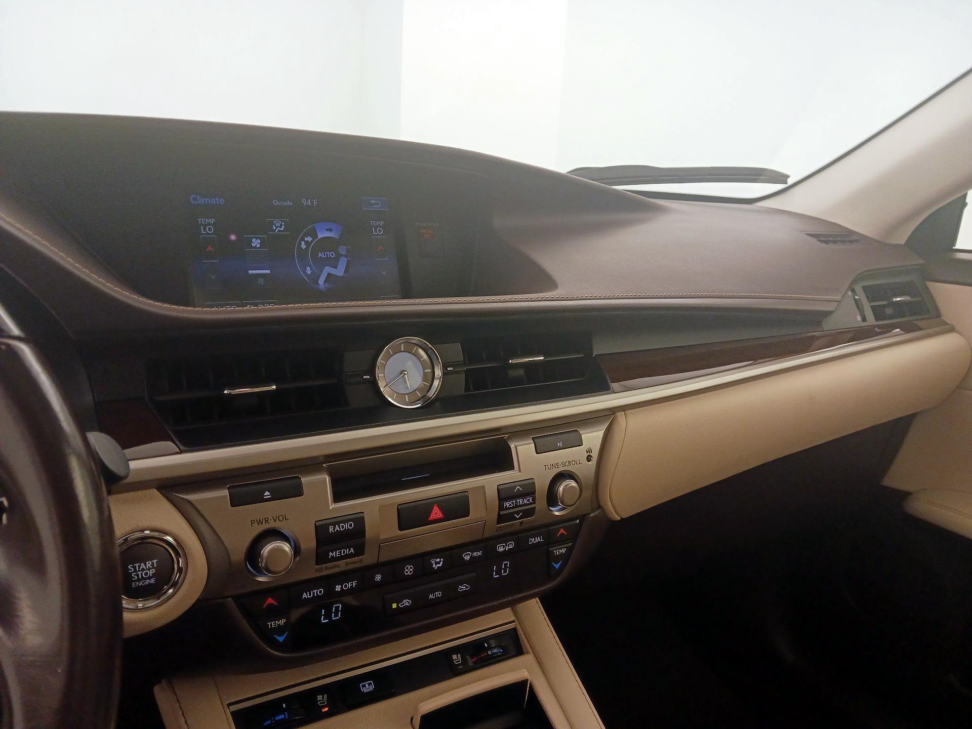 Thumbnail: 2016 Lexus ES - 17