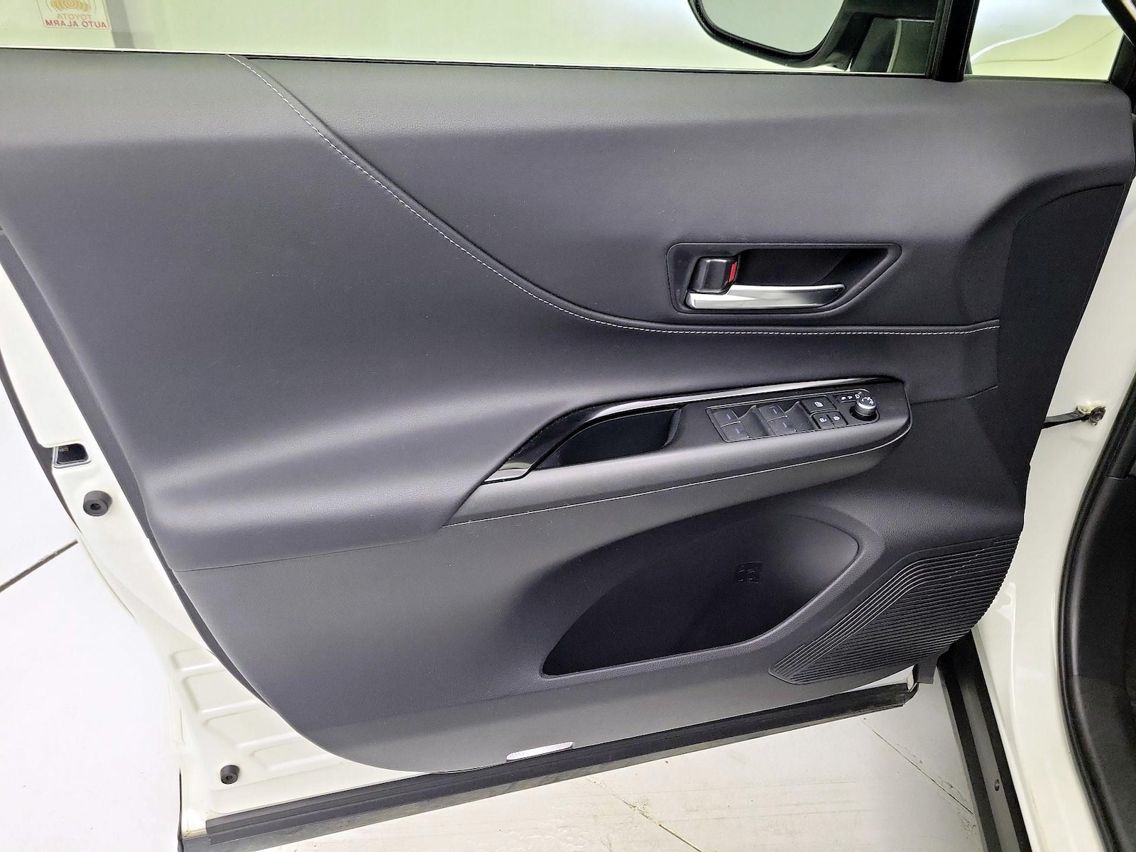 2021 Toyota Venza LE - Photo 13