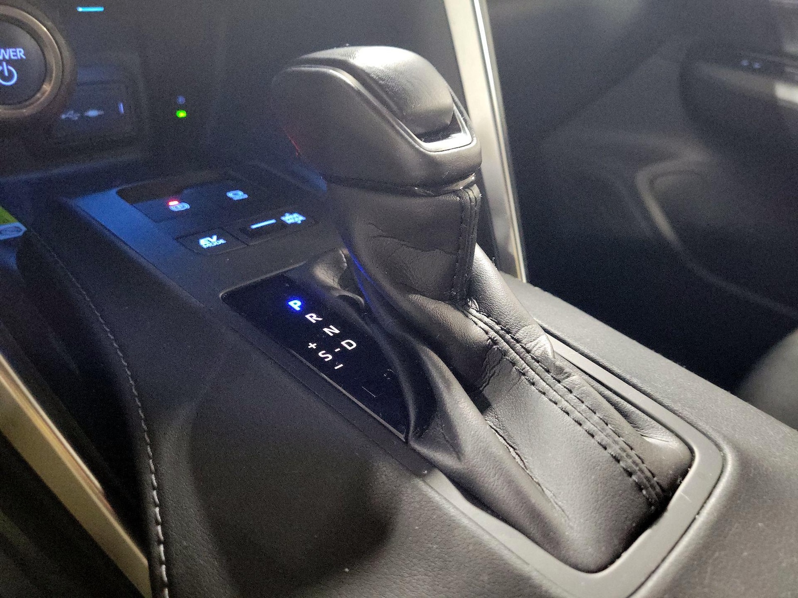 2021 Toyota Venza LE - Photo 18