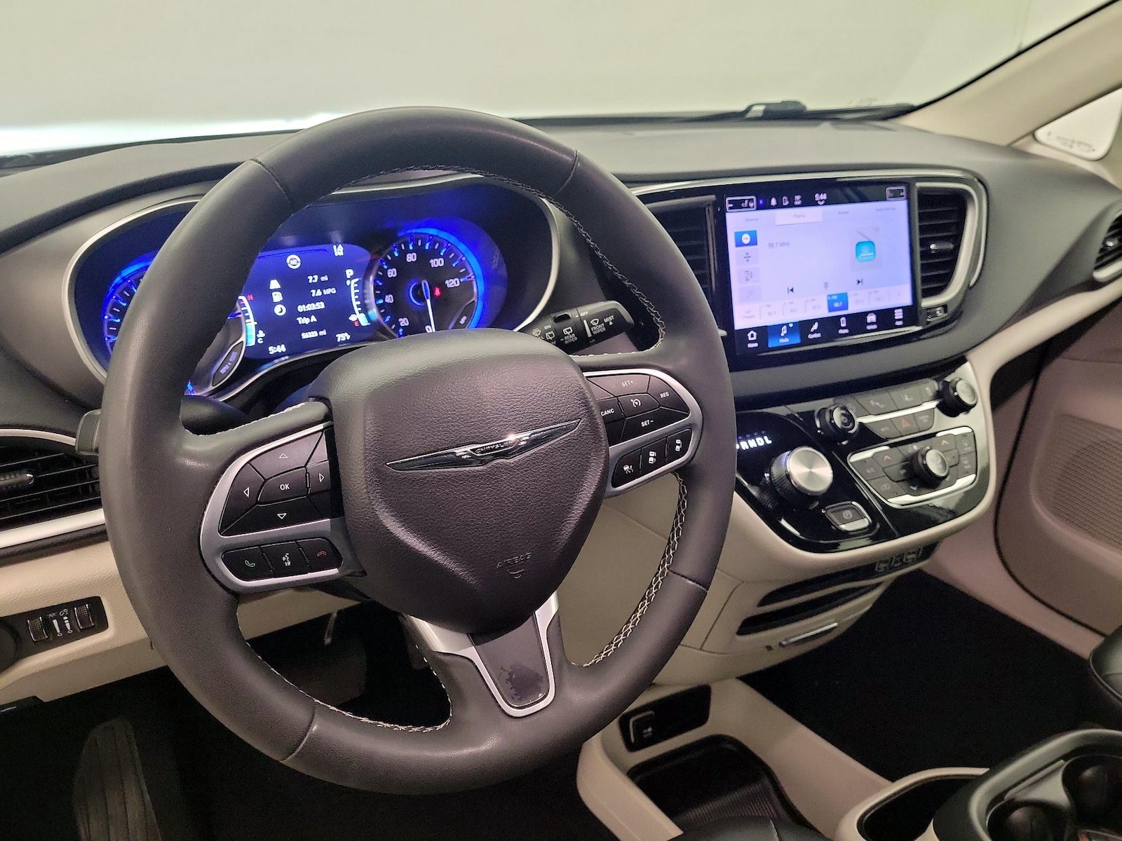 2024 Chrysler Pacifica Touring L - Photo 10