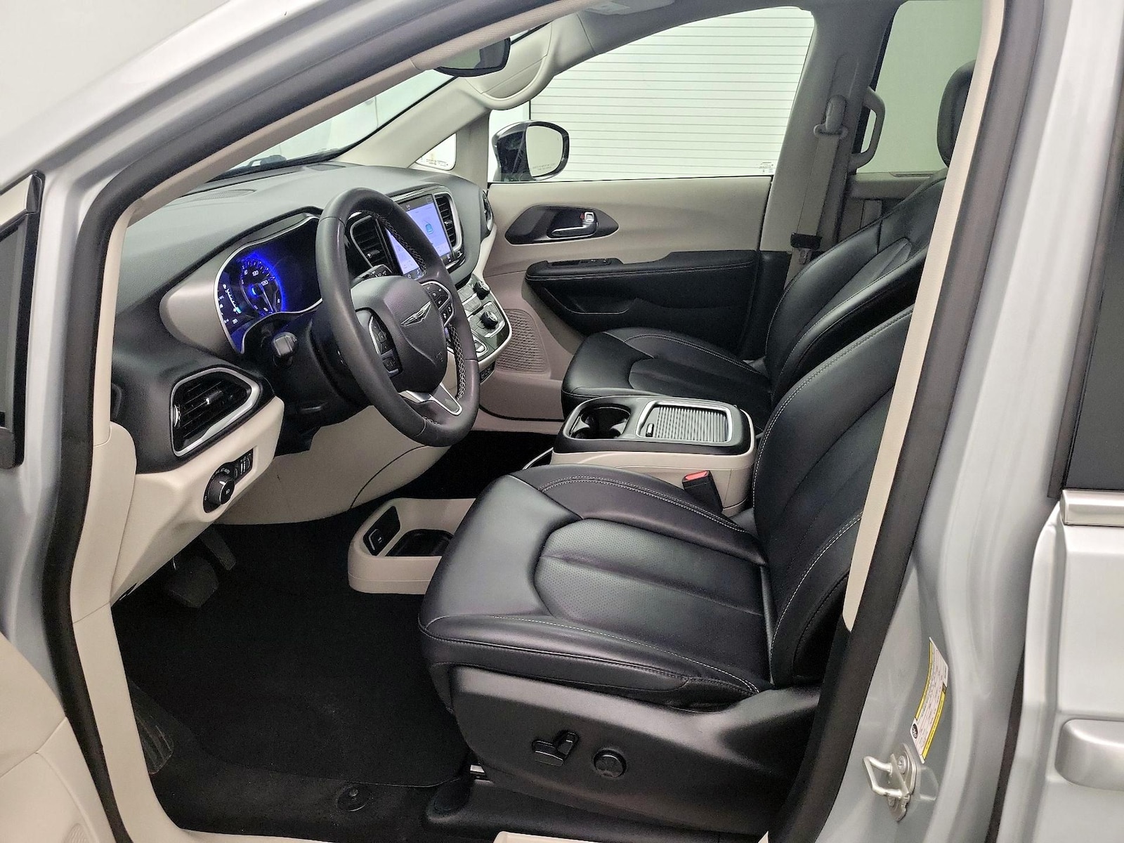 2024 Chrysler Pacifica Touring L - Photo 12