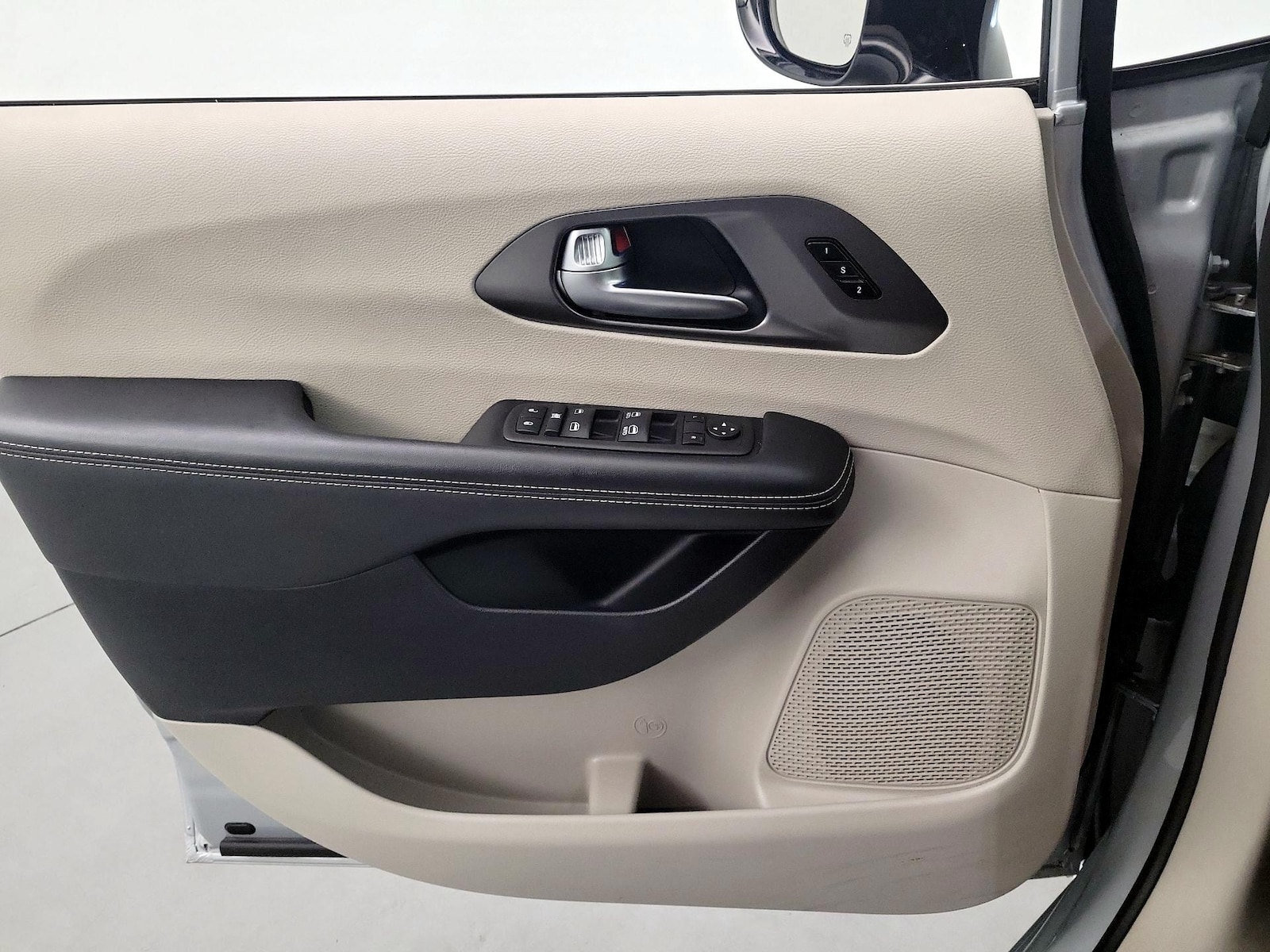 2024 Chrysler Pacifica Touring L - Photo 13