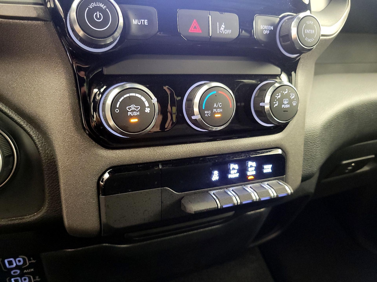 2025 RAM Ram 1500 Pickup Tradesman - Photo 17
