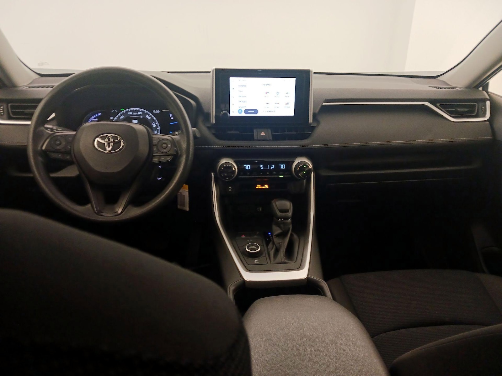 2025 Toyota RAV4 LE - Photo 10