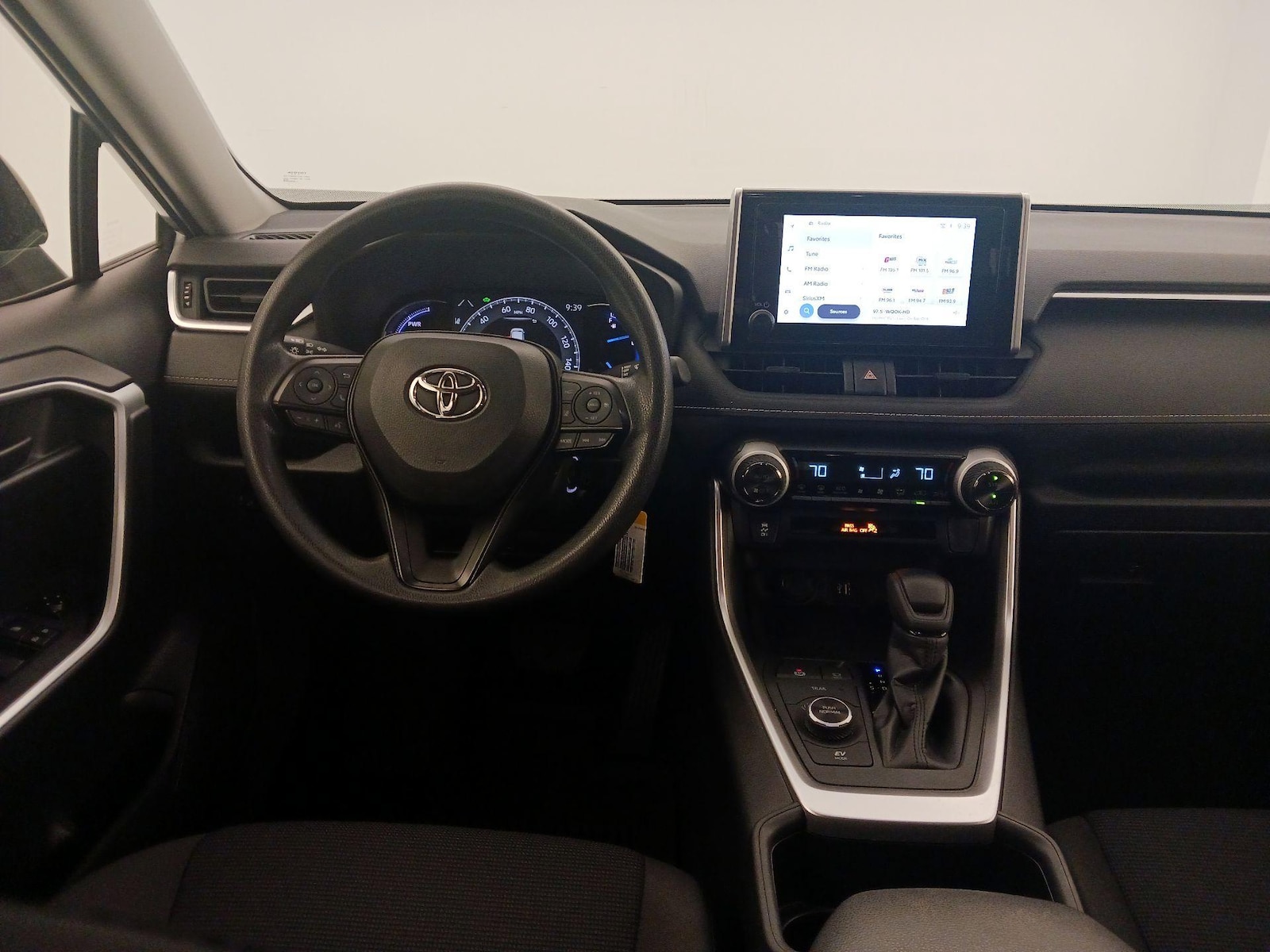 2025 Toyota RAV4 LE - Photo 11