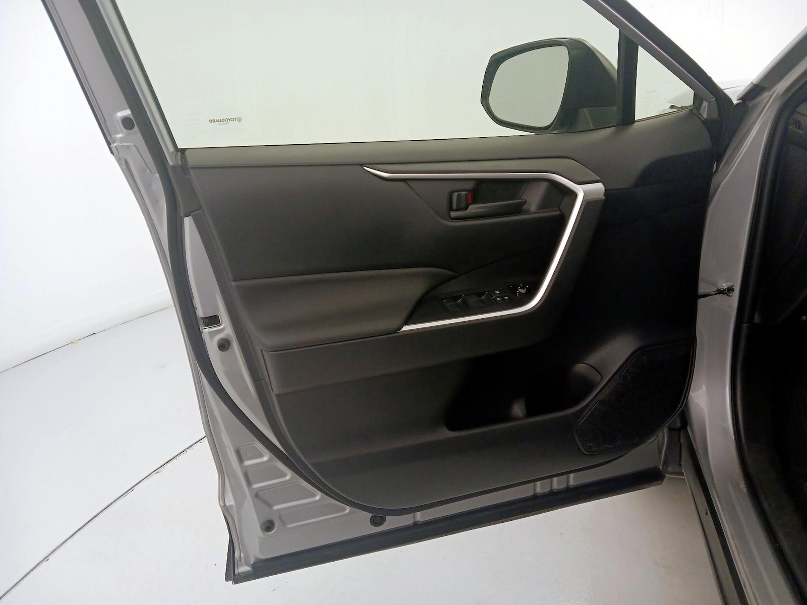 2025 Toyota RAV4 LE - Photo 13