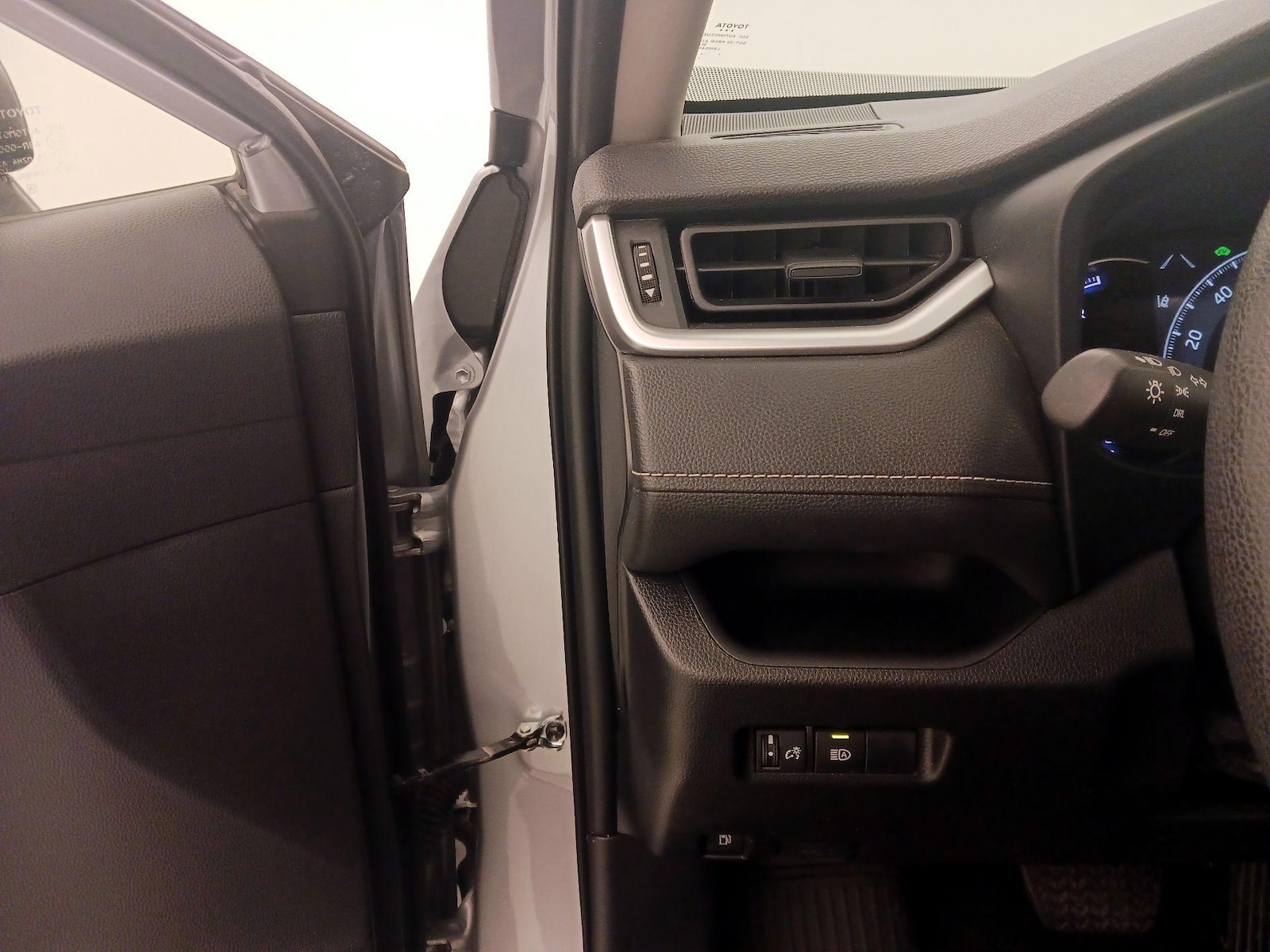 2025 Toyota RAV4 LE - Photo 14