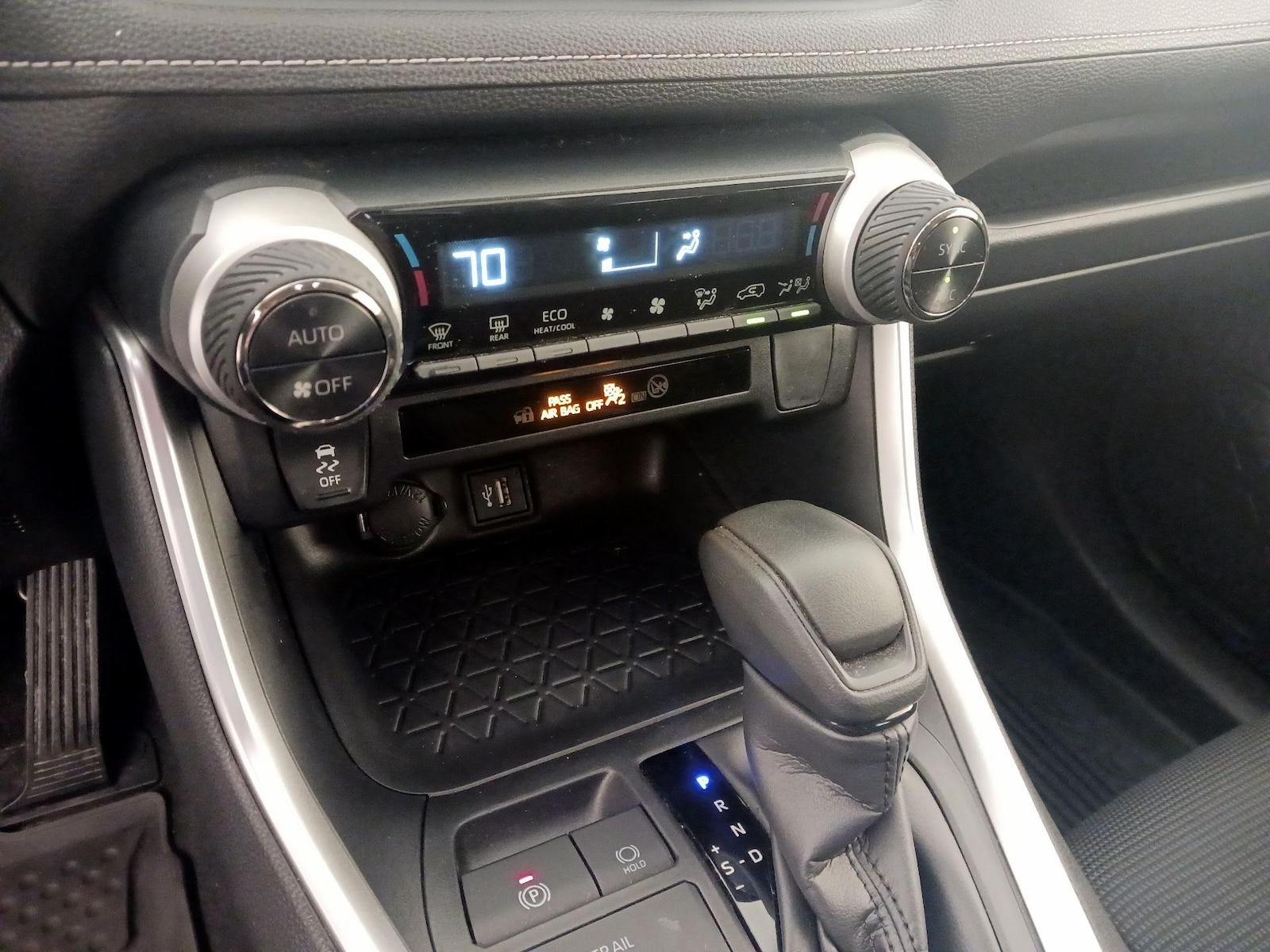 2025 Toyota RAV4 LE - Photo 17