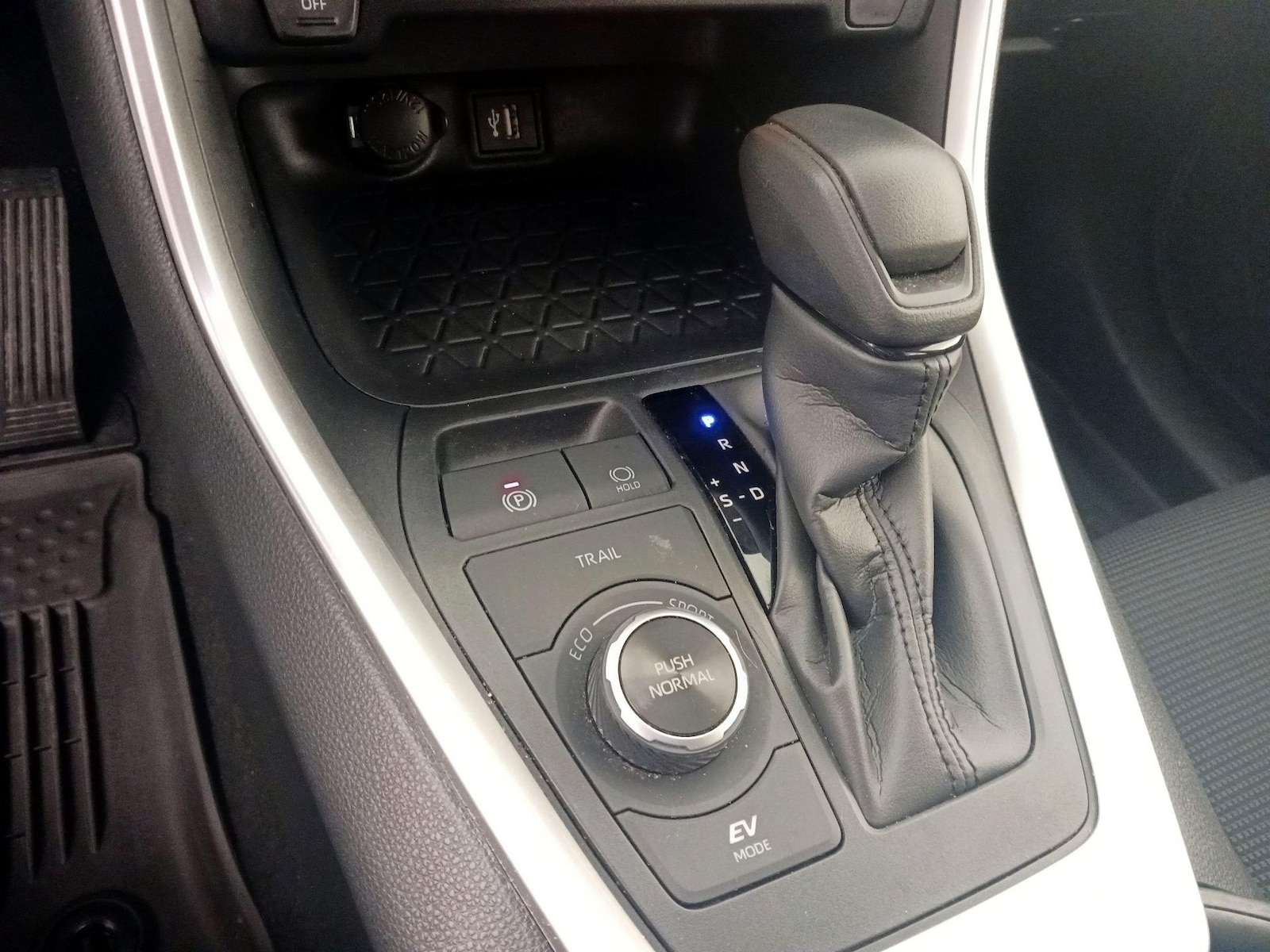 2025 Toyota RAV4 LE - Photo 18
