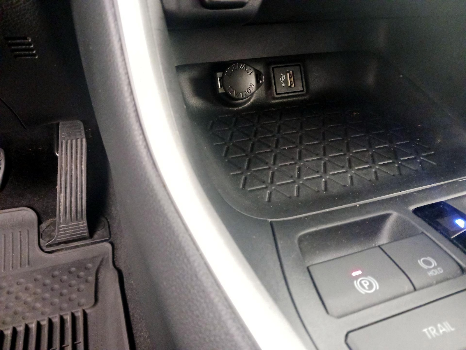 2025 Toyota RAV4 LE - Photo 19