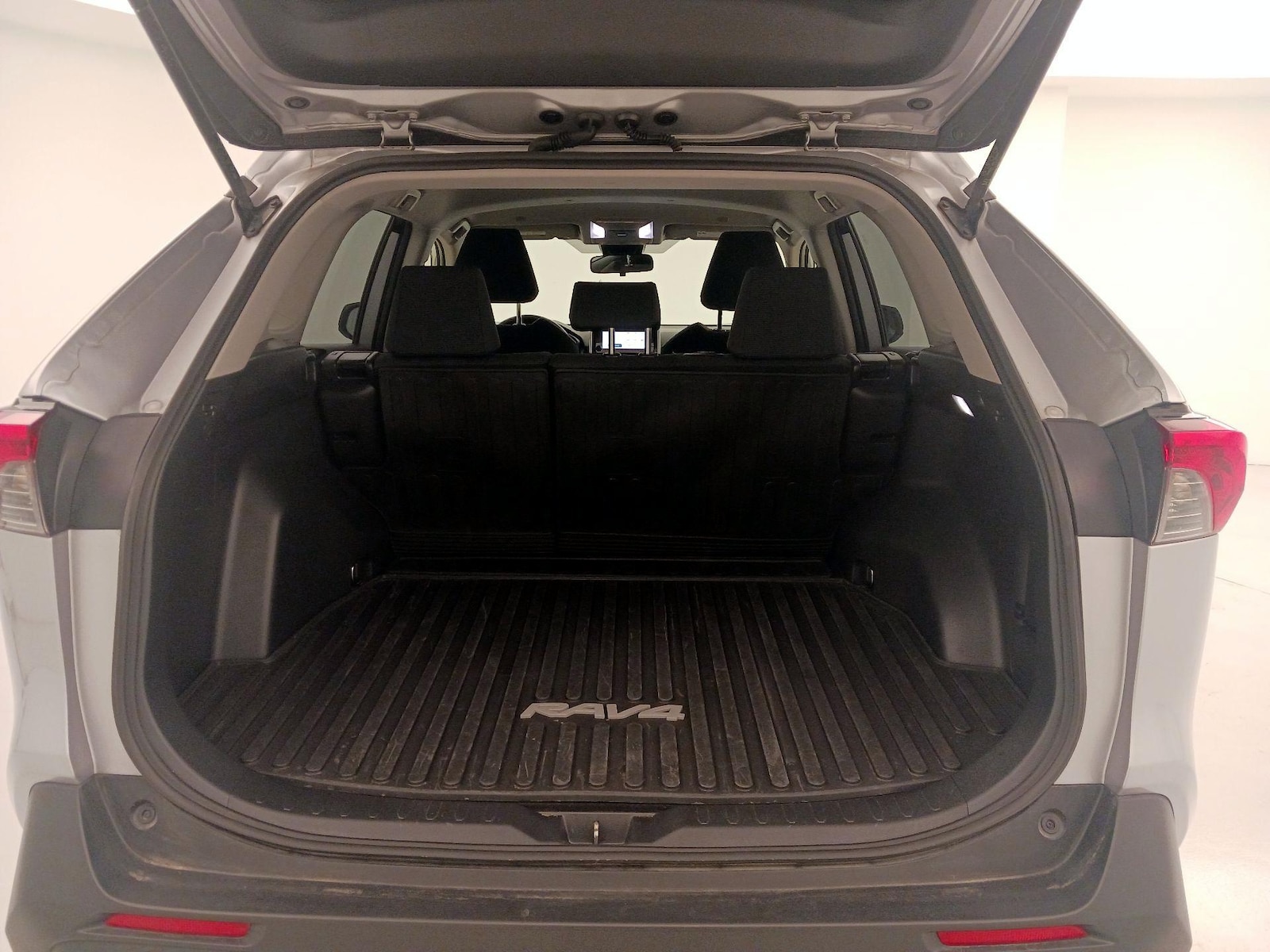 2025 Toyota RAV4 LE - Photo 21
