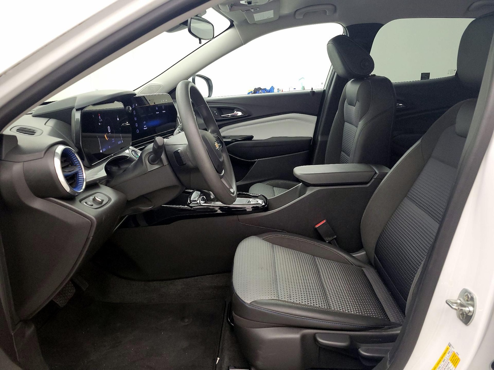 2025 Chevrolet Trax LT - Photo 12
