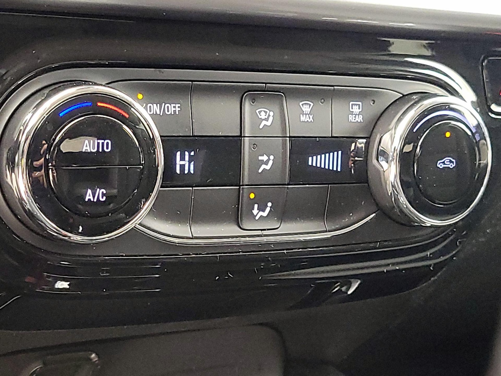 2025 Chevrolet Trax LT - Photo 17