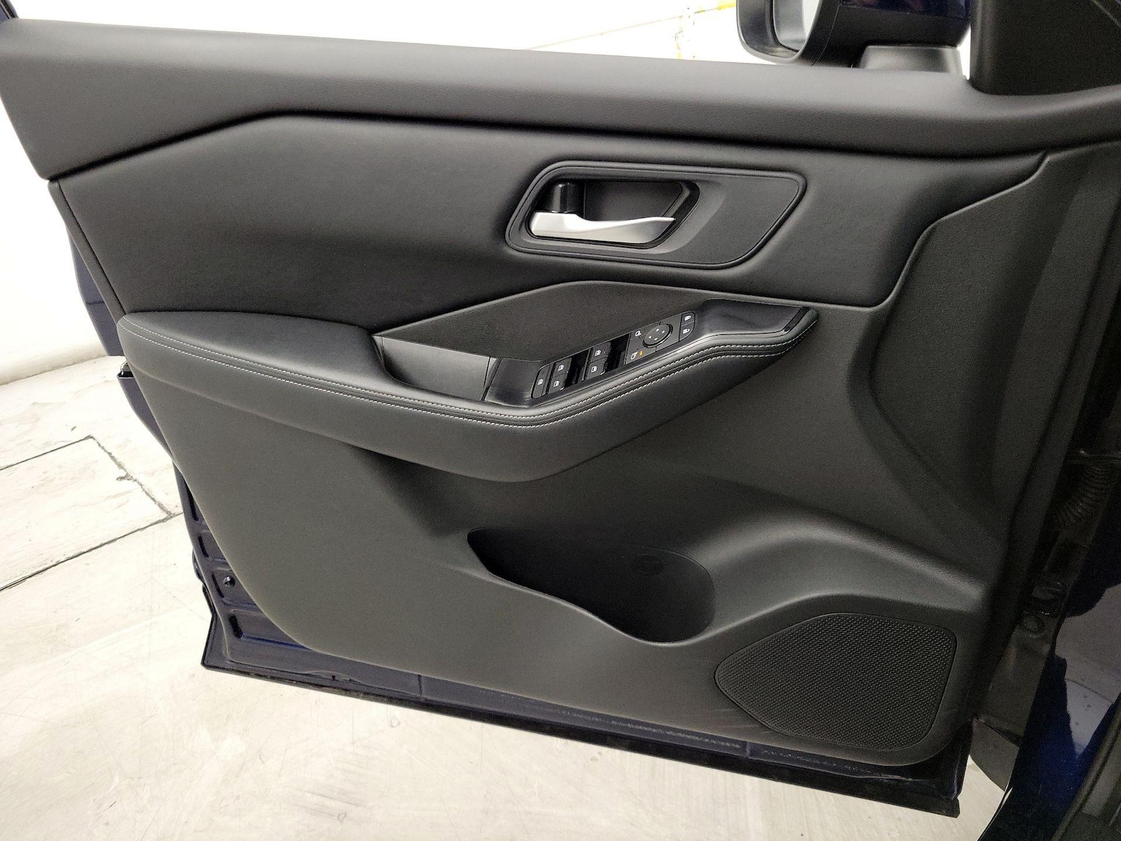 2025 Nissan Rogue SV - Photo 13