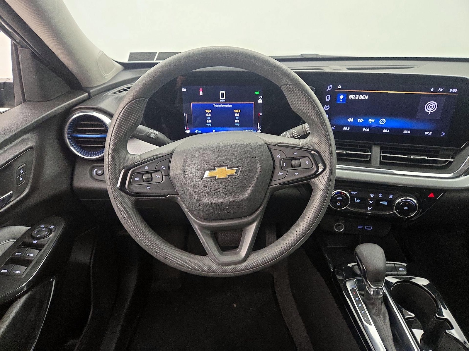 2025 Chevrolet Trax LT - Photo 11