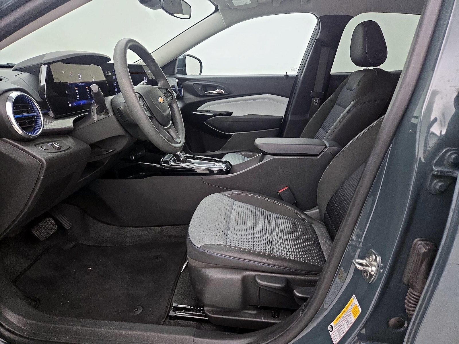 2025 Chevrolet Trax LT - Photo 12