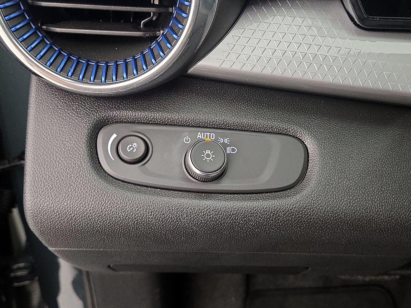2025 Chevrolet Trax LT - Photo 14