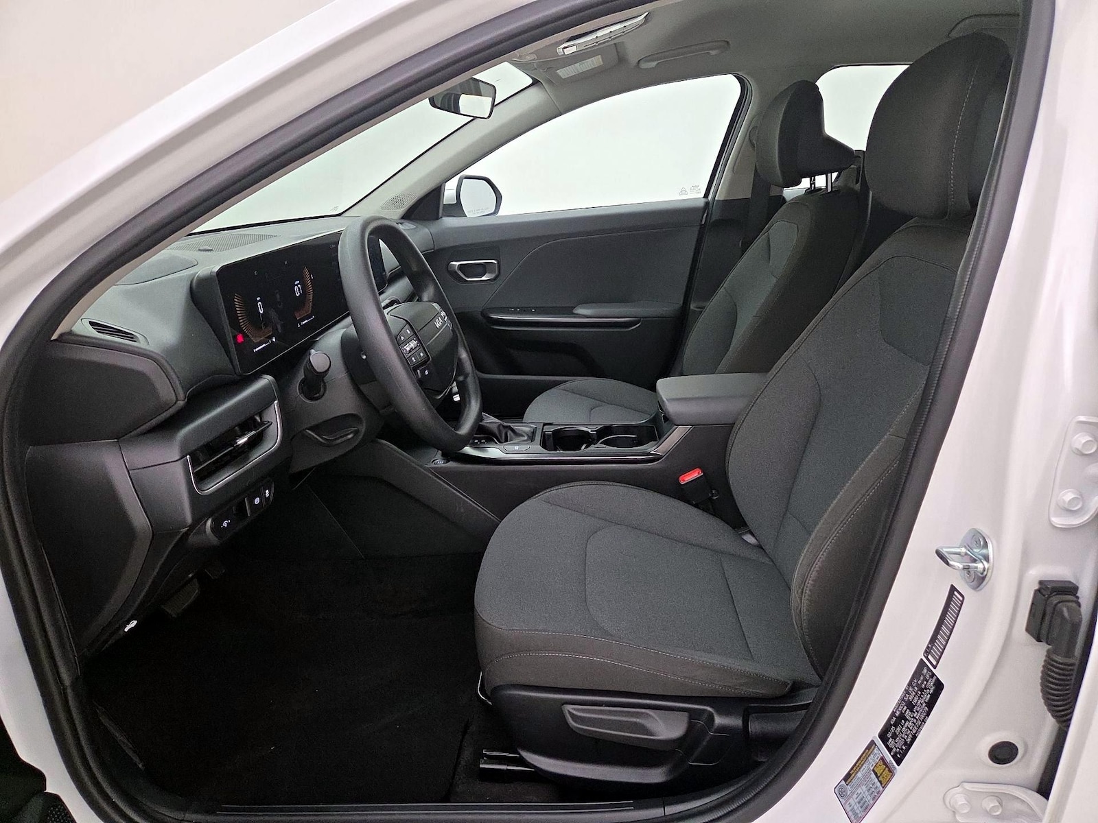 2025 Kia K4 LXS - Photo 12