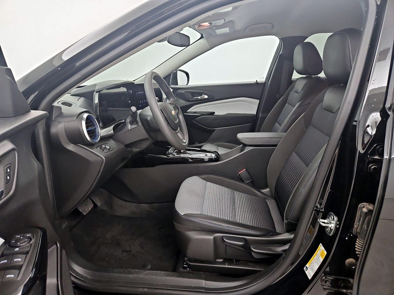 2025 Chevrolet Trax LT - Photo 12