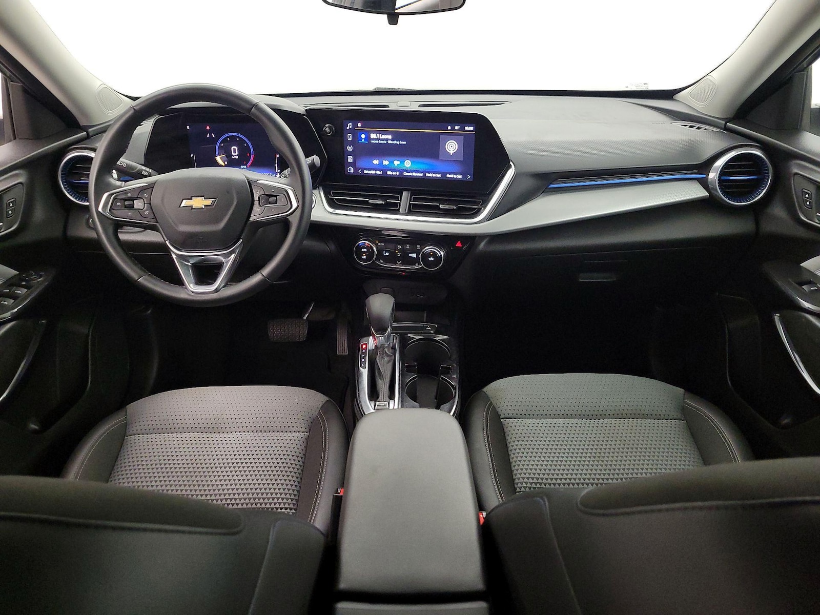2025 Chevrolet Trax LT - Photo 10
