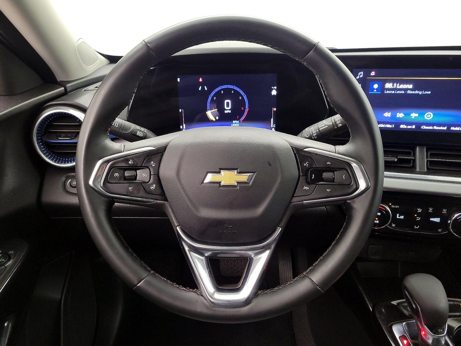 2025 Chevrolet Trax LT - Photo 11