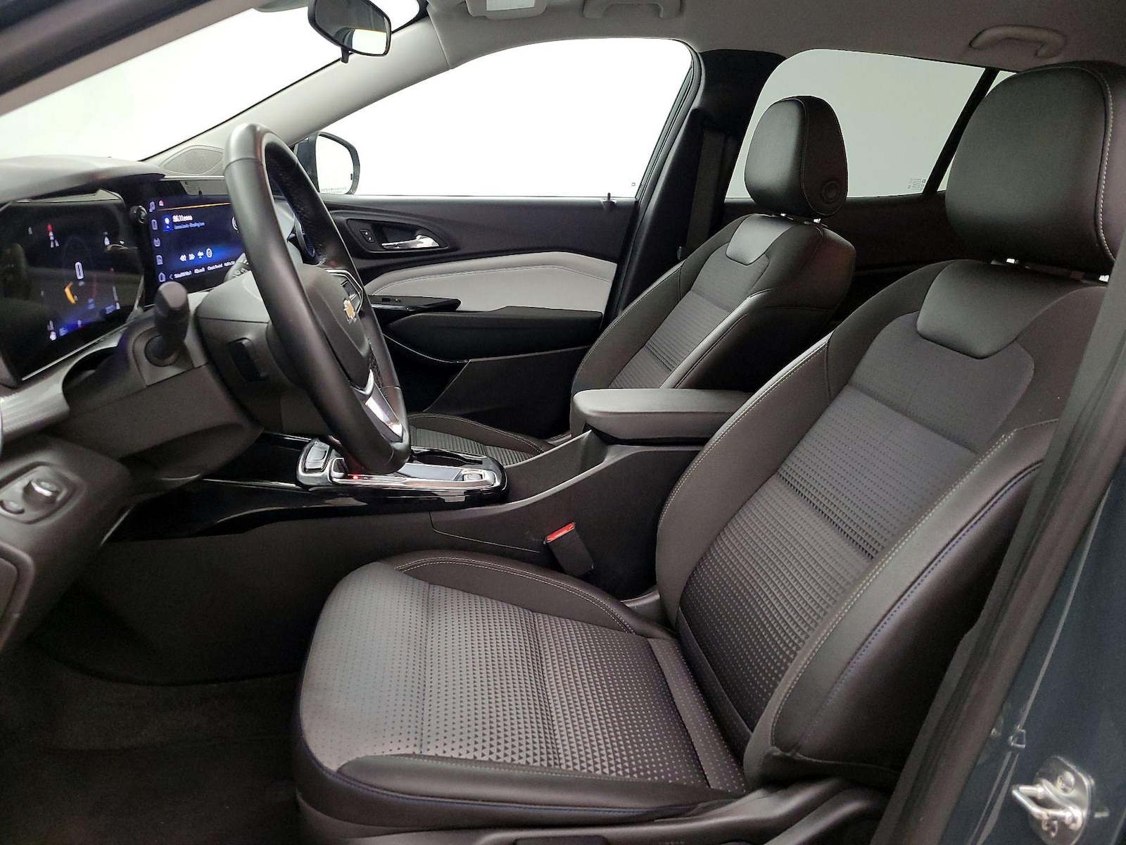 2025 Chevrolet Trax LT - Photo 12