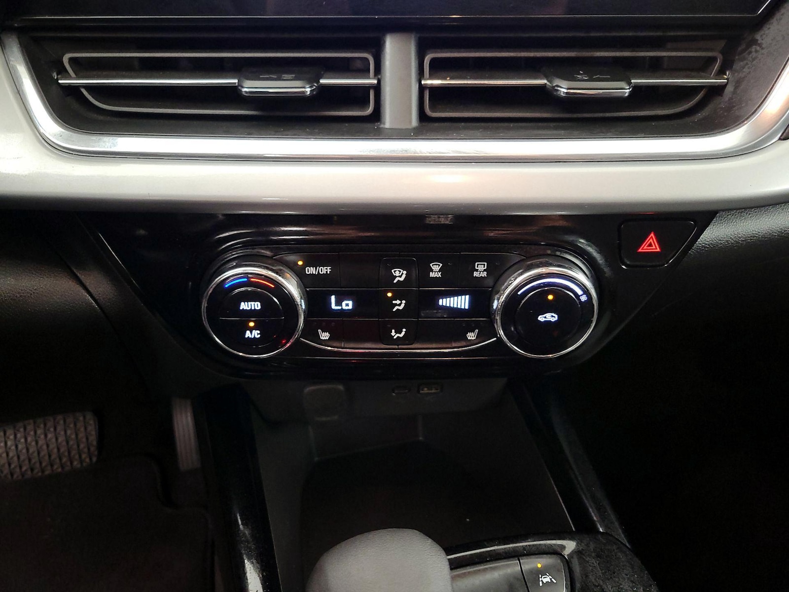 2025 Chevrolet Trax LT - Photo 17