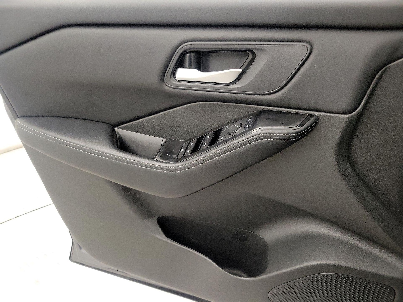 2025 Nissan Rogue SV - Photo 13