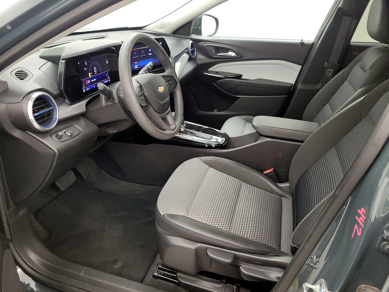 2025 Chevrolet Trax LT - Photo 12