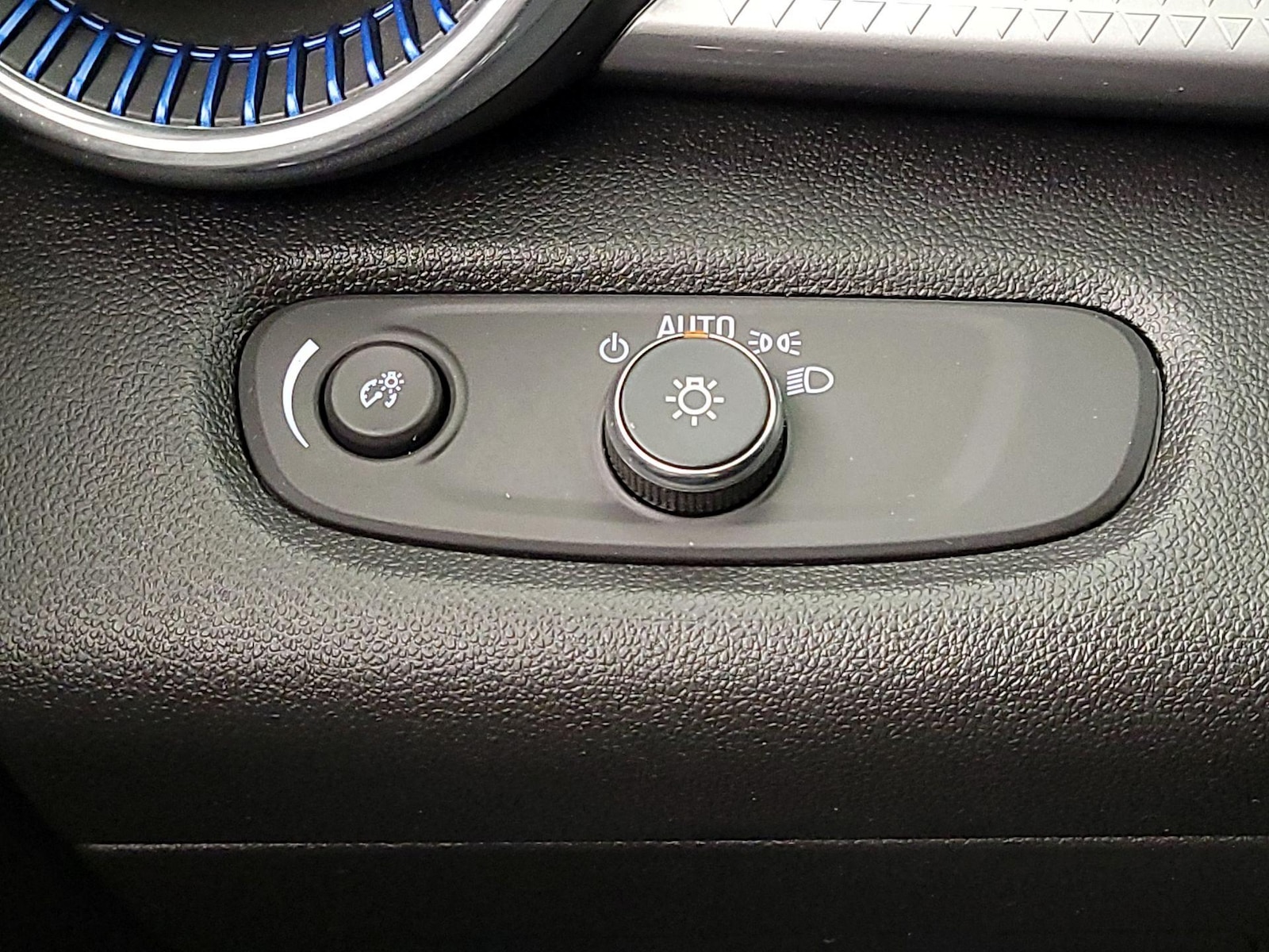 2025 Chevrolet Trax LT - Photo 12