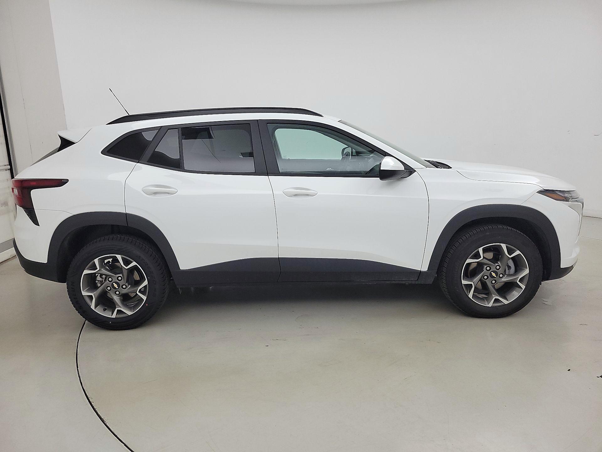 Thumbnail: 2025 Chevrolet Trax - 4
