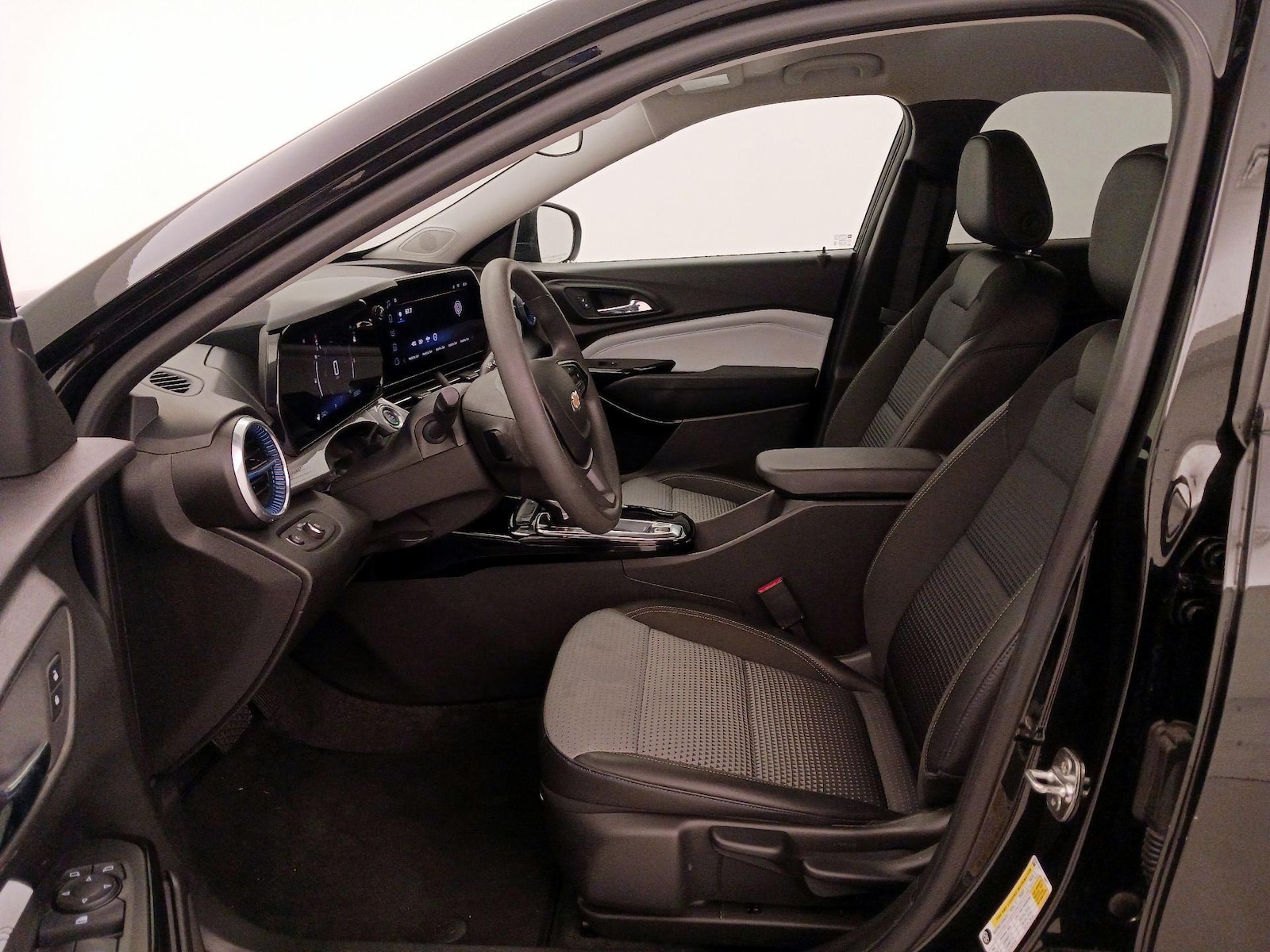 2025 Chevrolet Trax LT - Photo 12