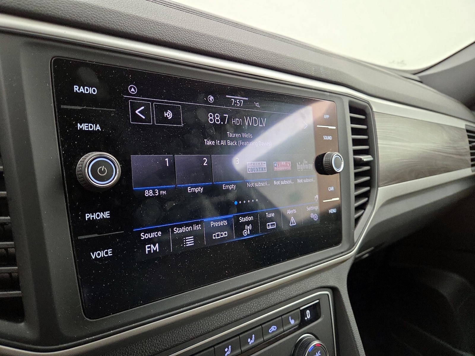 2021 Volkswagen Atlas Cross Sport SE w/Tech - Photo 16