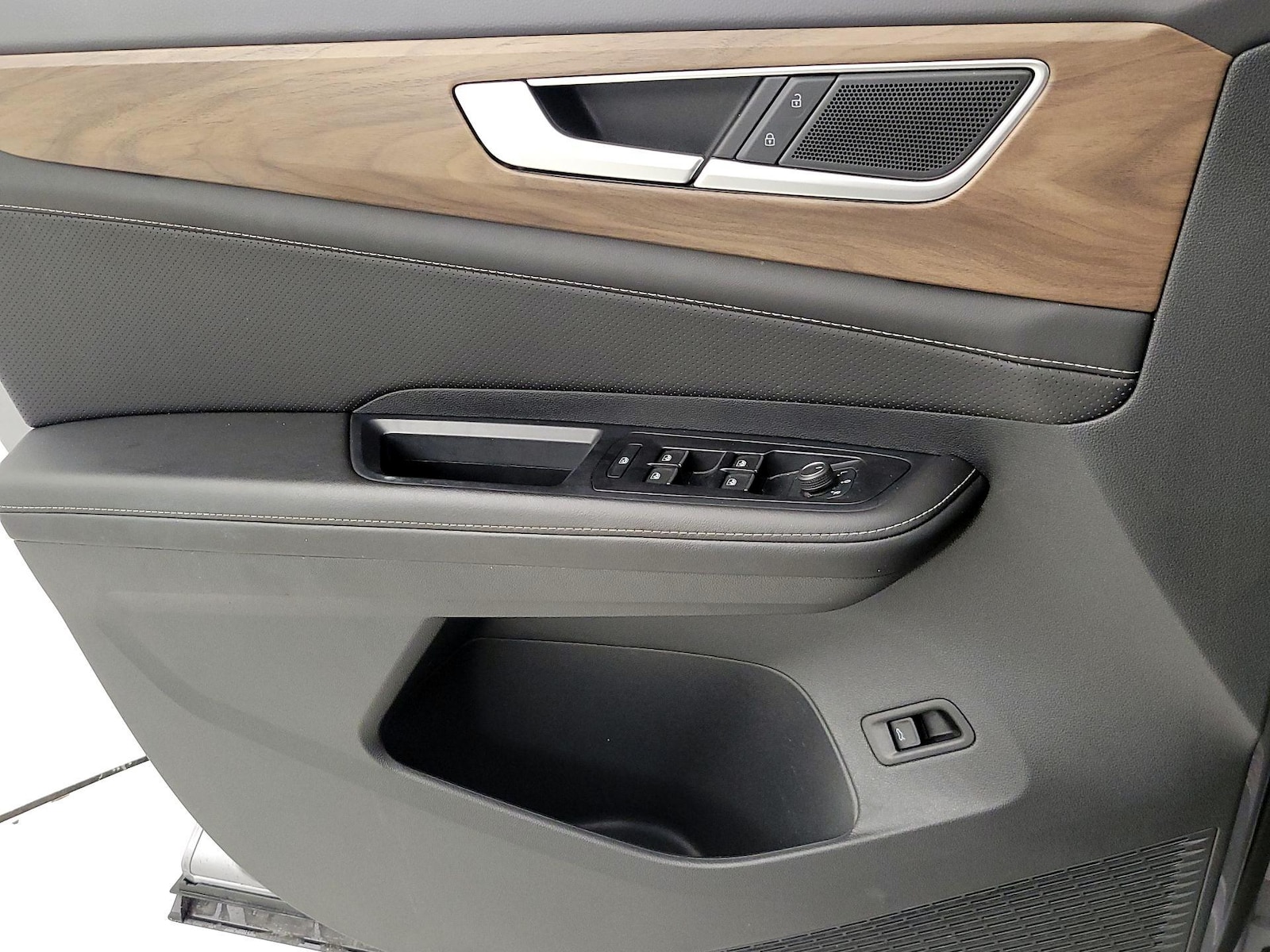 2025 Volkswagen Atlas SE w/Tech - Photo 13