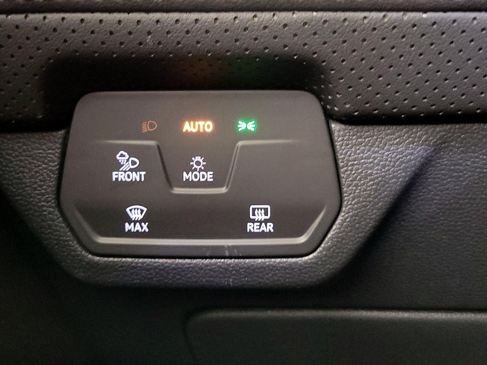 2025 Volkswagen Atlas SE w/Tech - Photo 14