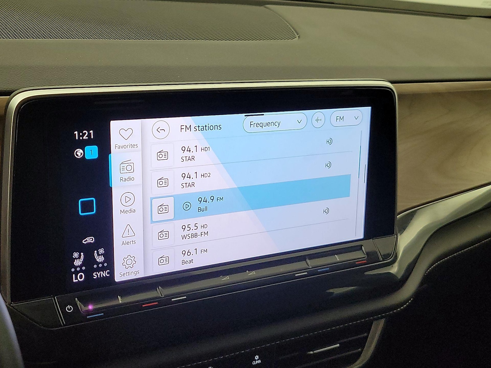 2025 Volkswagen Atlas SE w/Tech - Photo 16