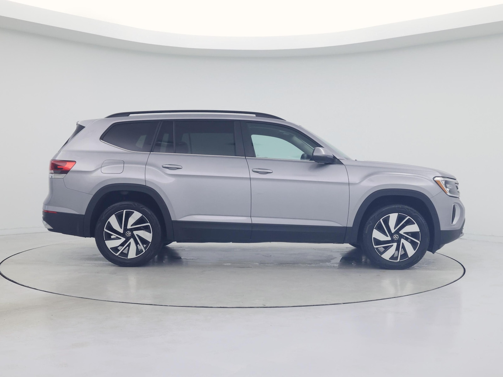 2025 Volkswagen Atlas SE w/Tech - Photo 8