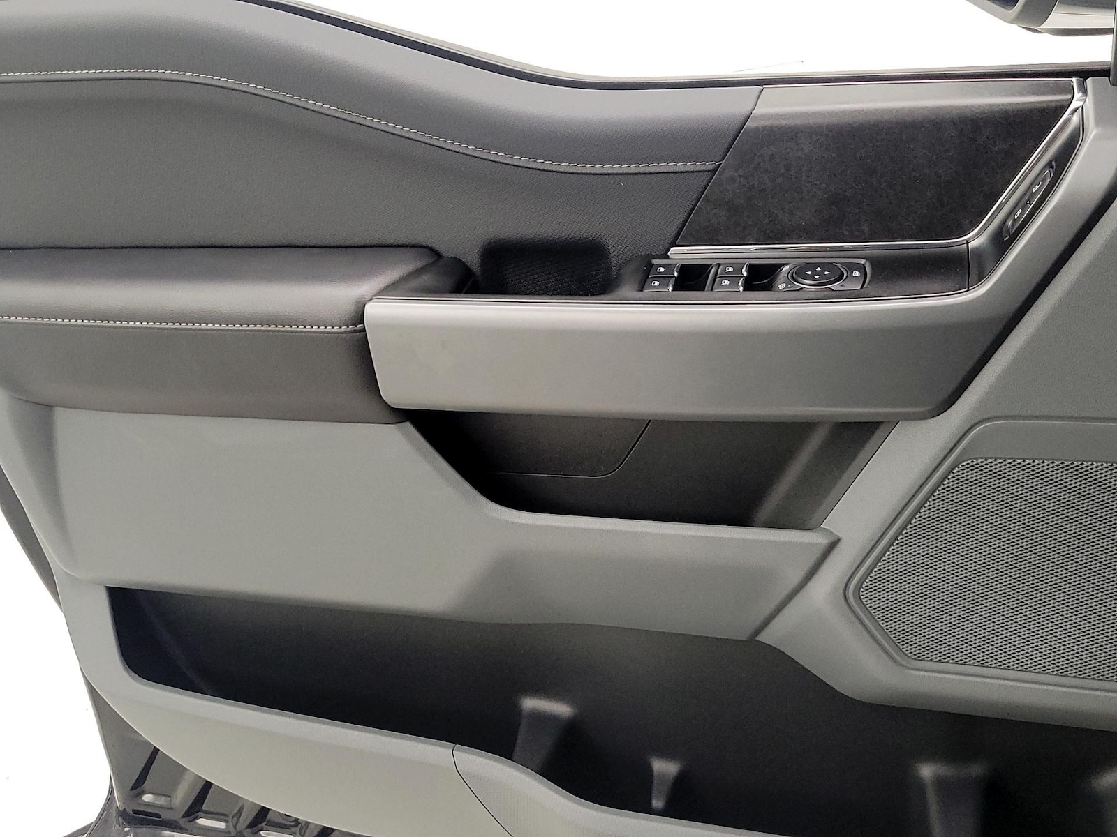 2025 Ford F-150 XLT - Photo 13