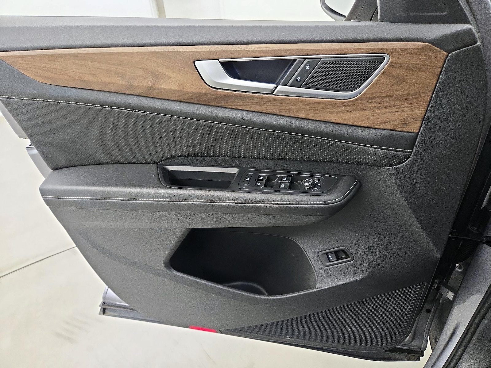 2025 Volkswagen Atlas SE w/Tech - Photo 13