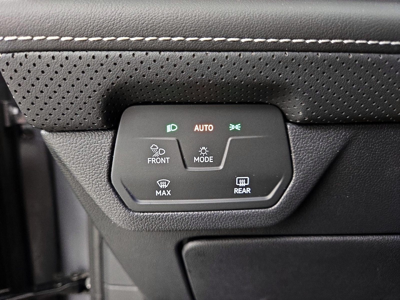 2025 Volkswagen Atlas SE w/Tech - Photo 14