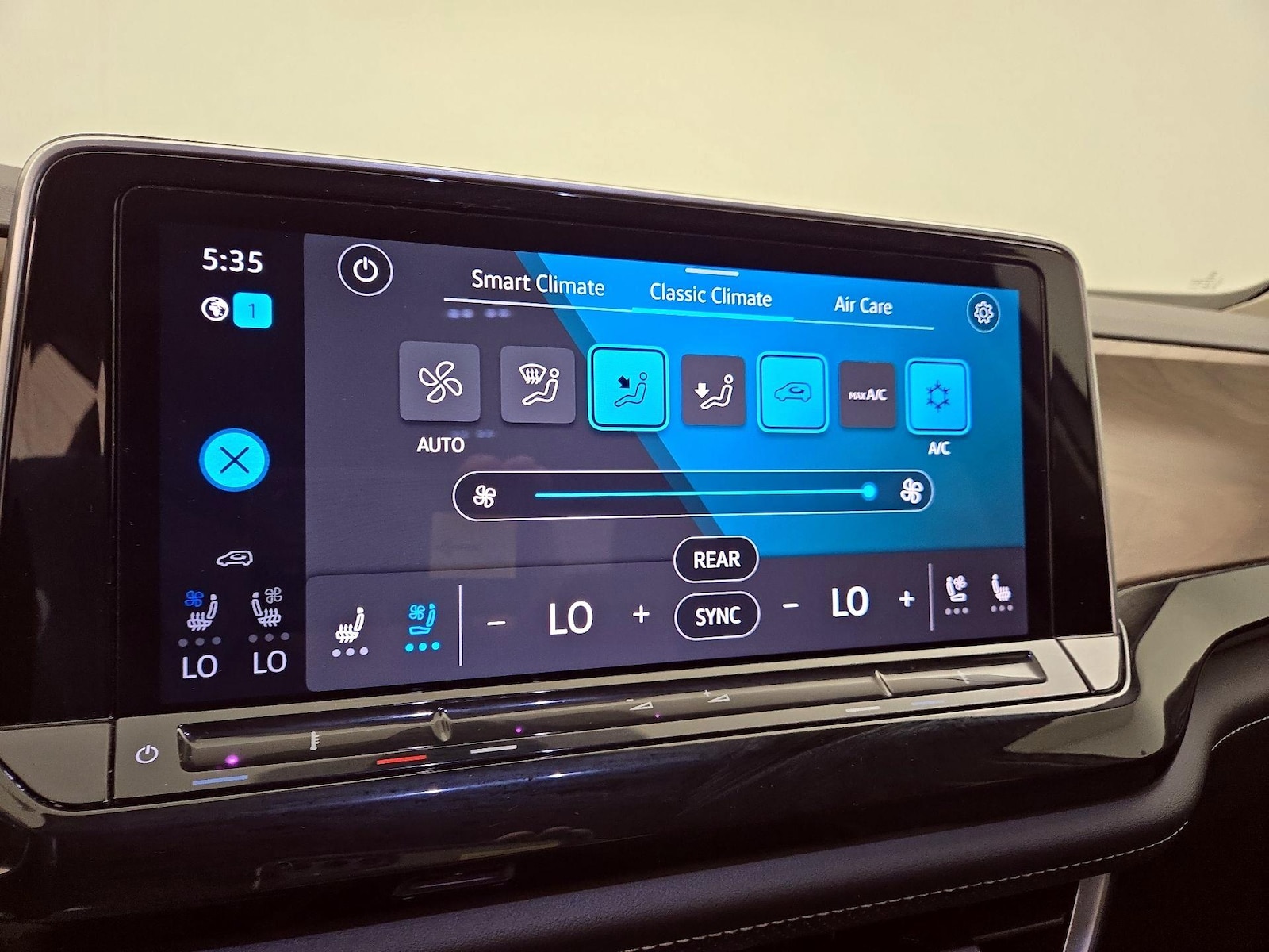 2025 Volkswagen Atlas SE w/Tech - Photo 17