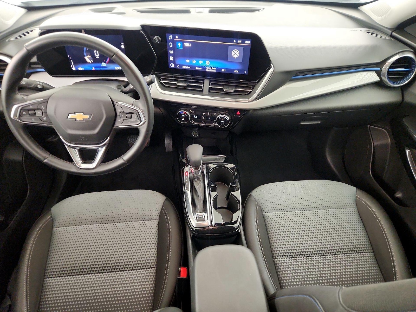 2025 Chevrolet Trax LT - Photo 10