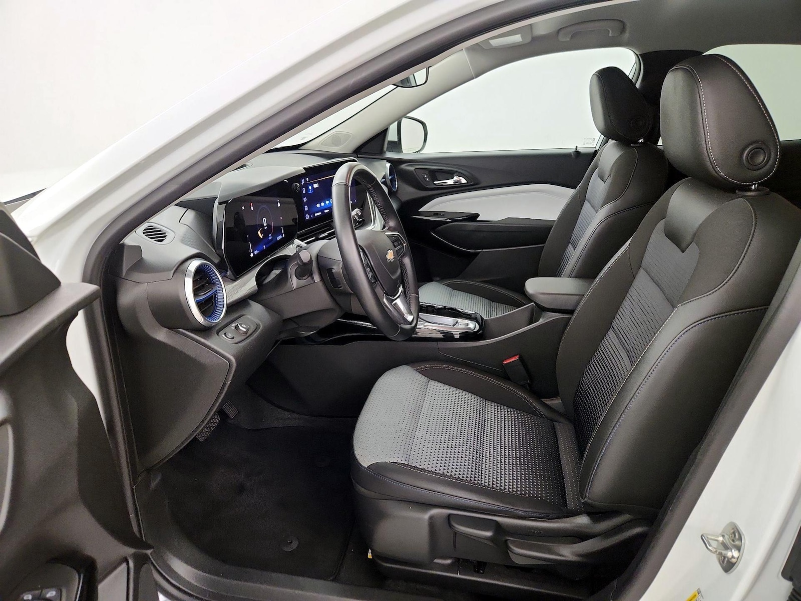 2025 Chevrolet Trax LT - Photo 12