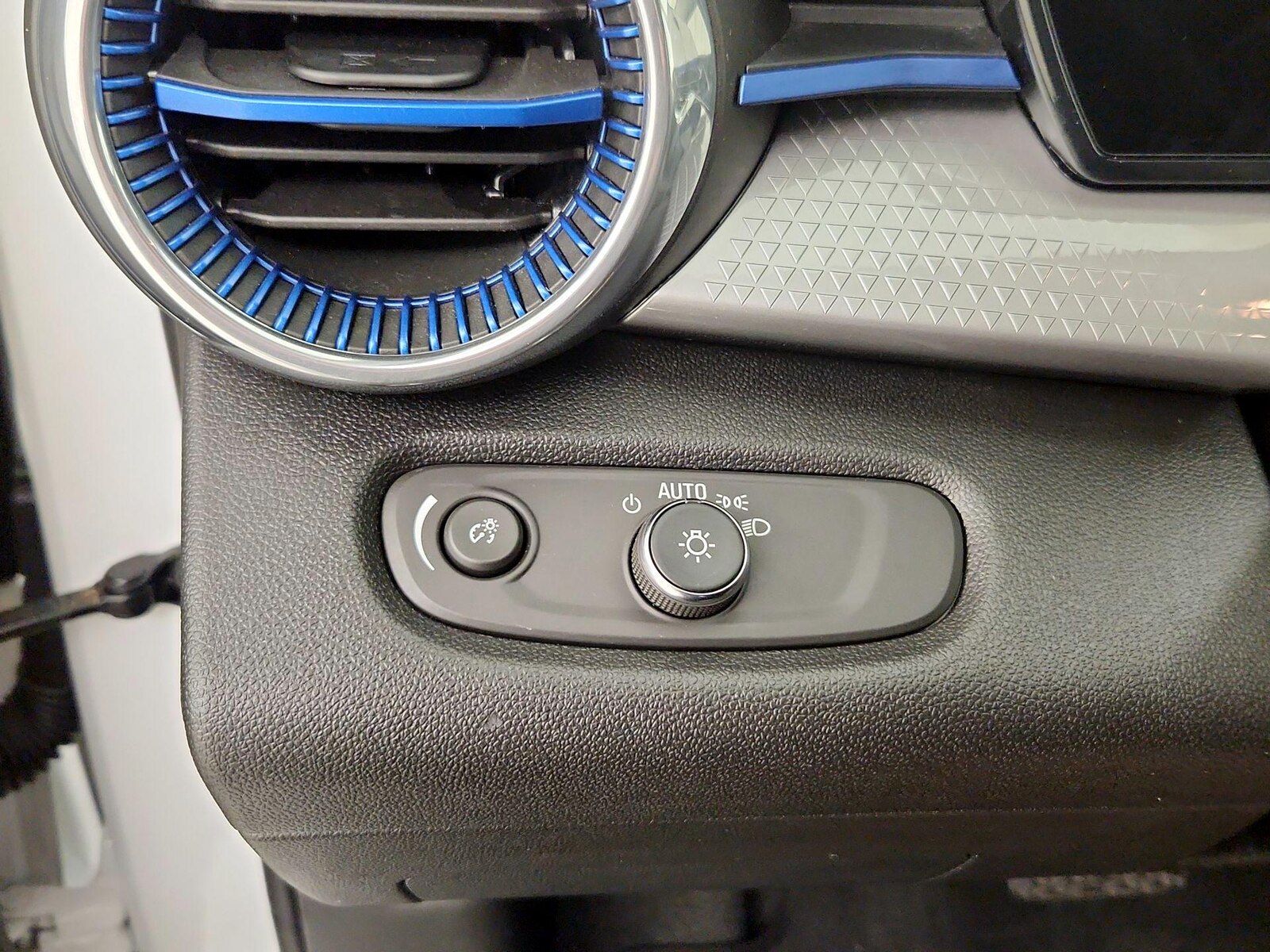 2025 Chevrolet Trax LT - Photo 14
