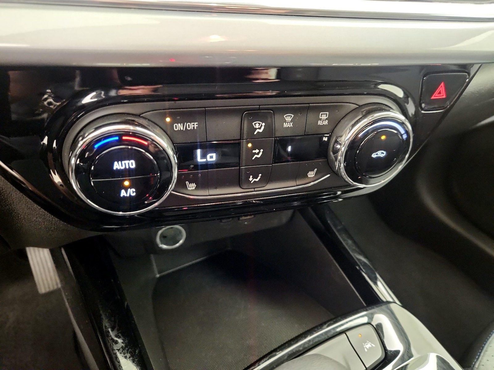 2025 Chevrolet Trax LT - Photo 17