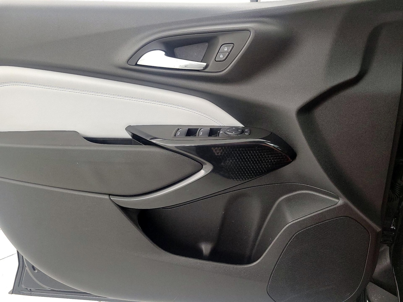 2025 Chevrolet Trax LT - Photo 13