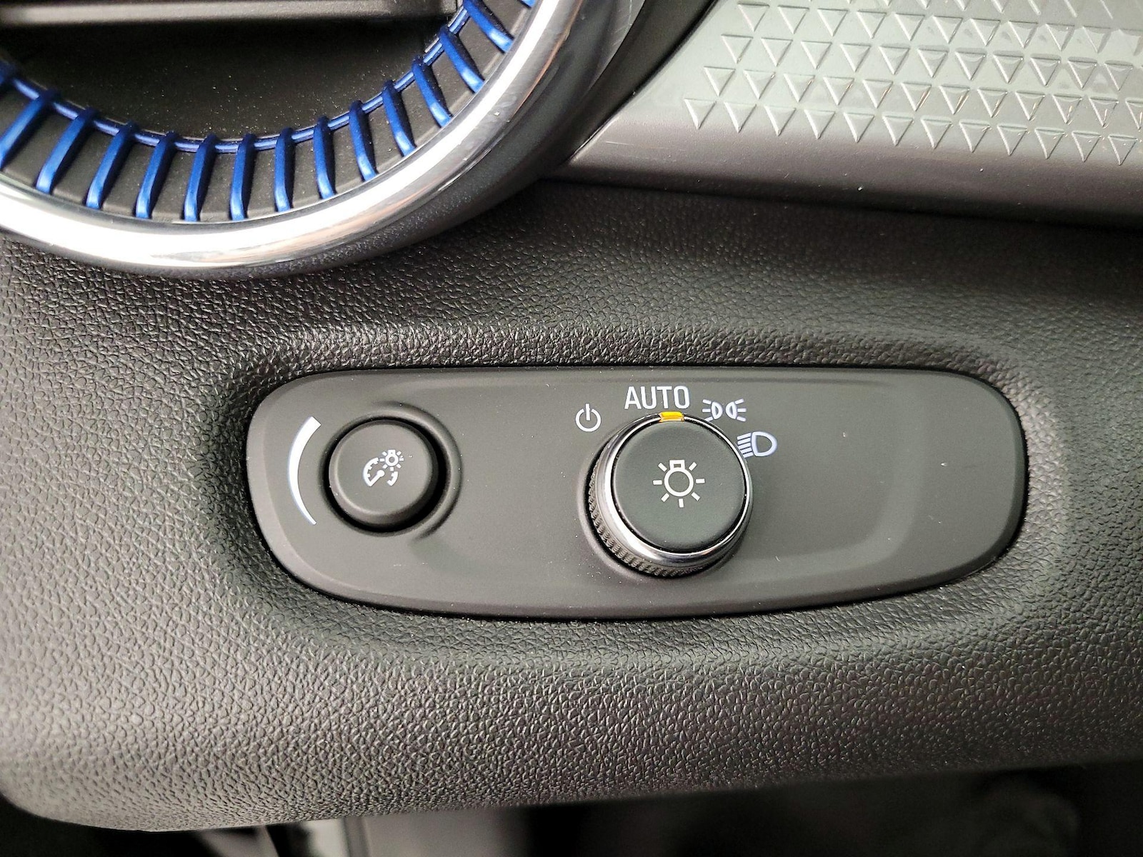 2025 Chevrolet Trax LT - Photo 14